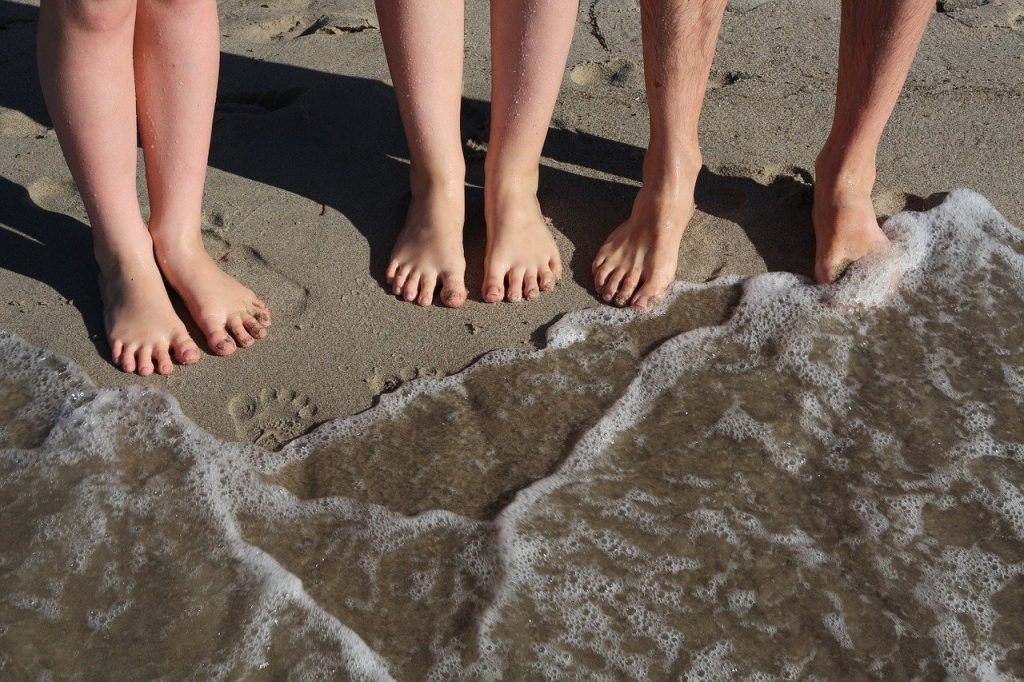Blote voeten op het strand bij de zee: rust, ruimte en energiebalans
