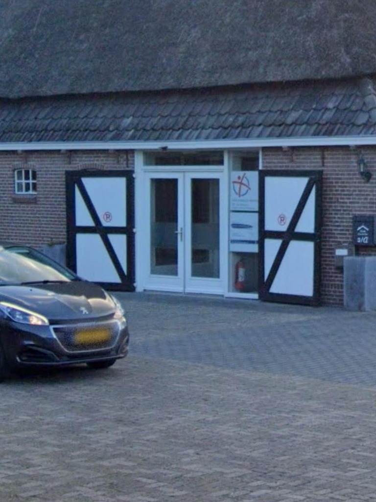 Entree praktijklocatie Aqua Capella aan de Hempenserweg 2A met gratis parkeren voor de deur